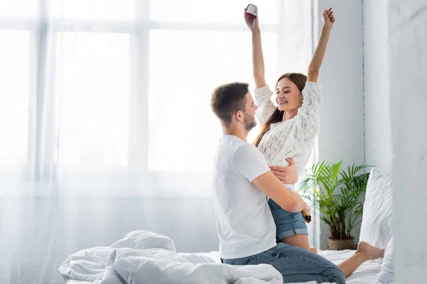 Quelles stratégies de contenu peuvent utiliser les sites de e-commerce pour augmenter l'engagement des utilisateurs ?