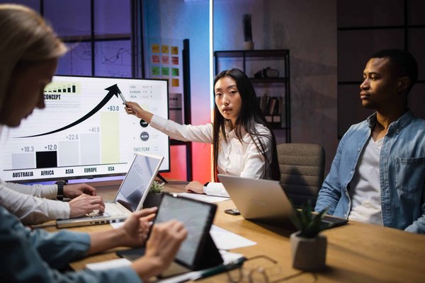 Quels outils analytiques devraient être utilisés pour mesurer l'efficacité des campagnes publicitaires dans le secteur des jeux vidéo ?